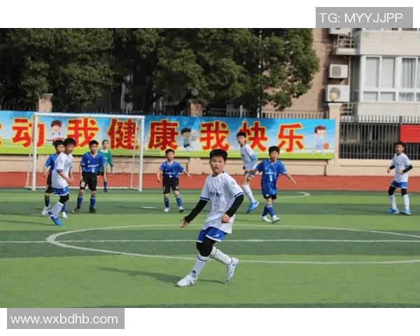 热爱足球的同学们在校园里展现青春活力与团队精神的精彩瞬间